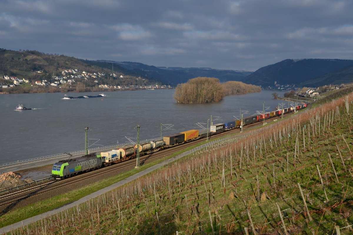 Re 485 020 mit einem KLV am 16.02.2016 bei Lorch am Rhein. 
