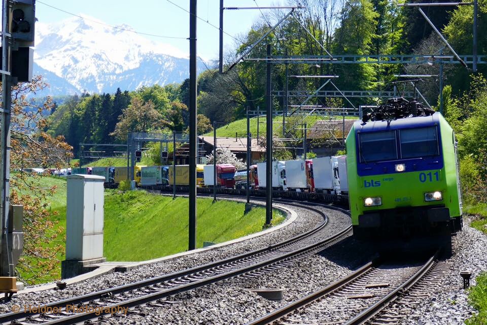 Re 485 mit einer RoLa nach Deutschland, am 5.5.2016 bei Einigen.