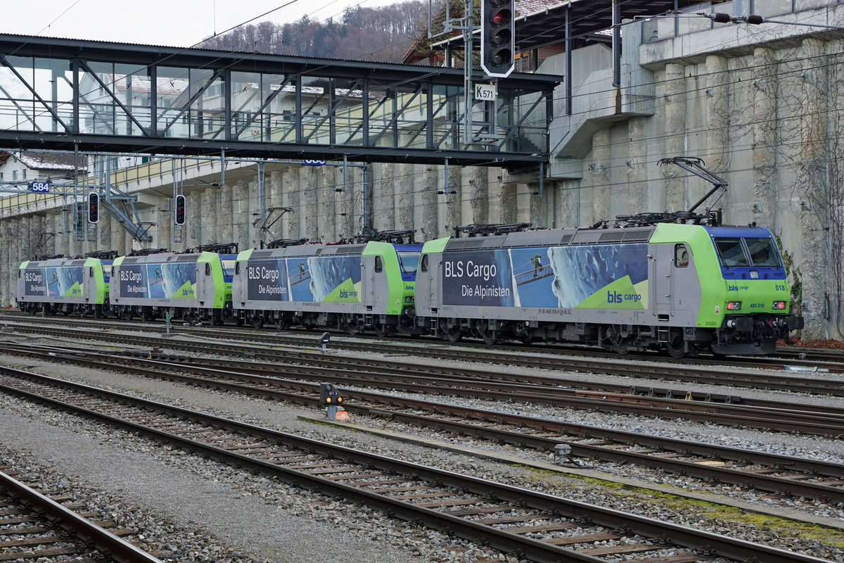 Re 485-Parade von BLS Cargo in Spiez am 4. Dezember 2020. In einer Woche, zum Fahrplanwechsel werden die RoLa nicht mehr mit diesen Lokomotiven geführt.
Diese Rochade könnte sehr ungemütlich werden für die braunen Re 425.
Foto: Walter Ruetsch