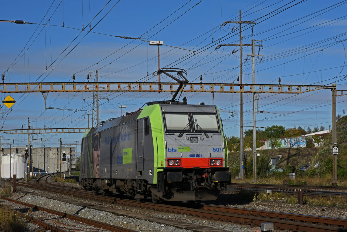 Re 486 501-0 der BLS durchfährt den Bahnhof Pratteln. Die Aufnahme stammt vom 08.10.2020.