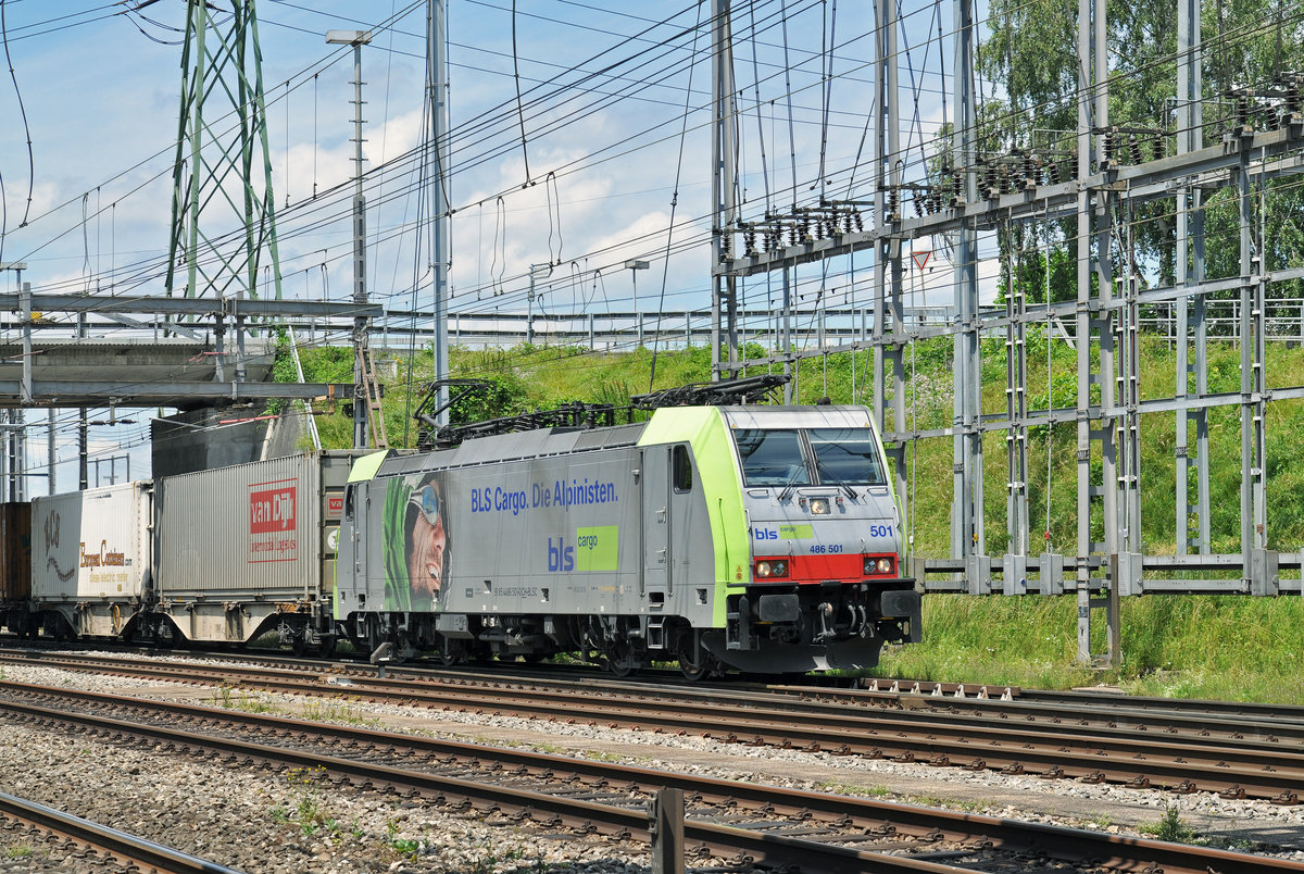 Re 486 501-0 durchfährt den Bahnhof Muttenz. Die Aufnahme stammt vom 28.06.2016.