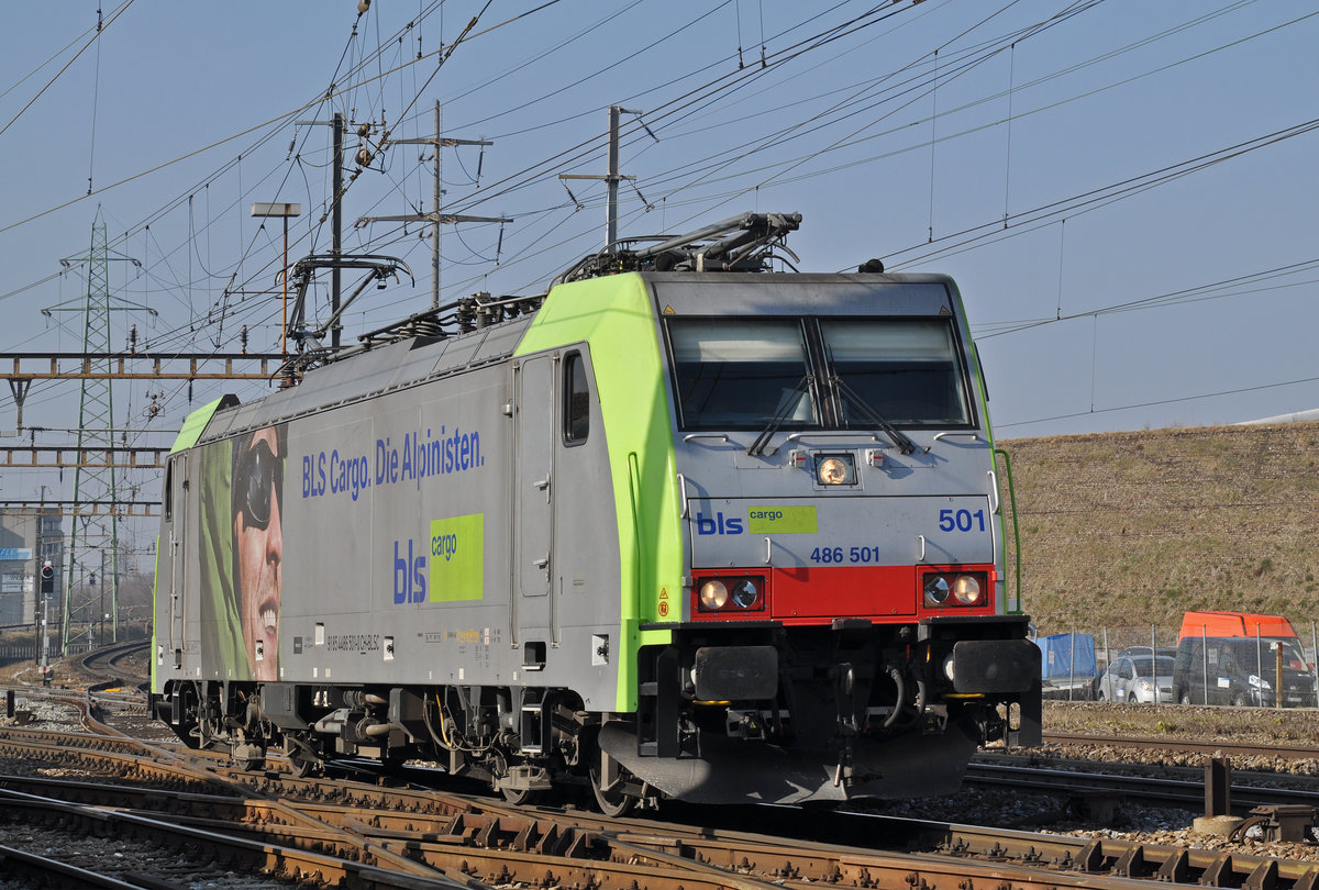 Re 486 501-0 durchfährt den Bahnhof Pratteln. Die Aufnahme stammt vom 14.02.2017.