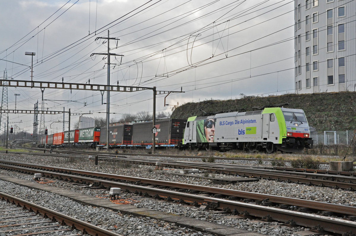 Re 486 502-8 der BLS durchfährt den Bahnhof Pratteln. Die Aufnahme stammt vom 07.01.2021.