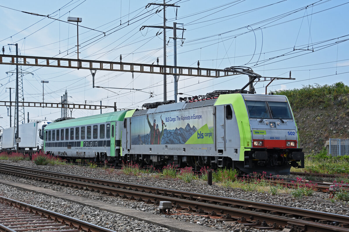 Re 486 502-8 der BLS durchfährt am 08.06.2023 den Bahnhof Pratteln.