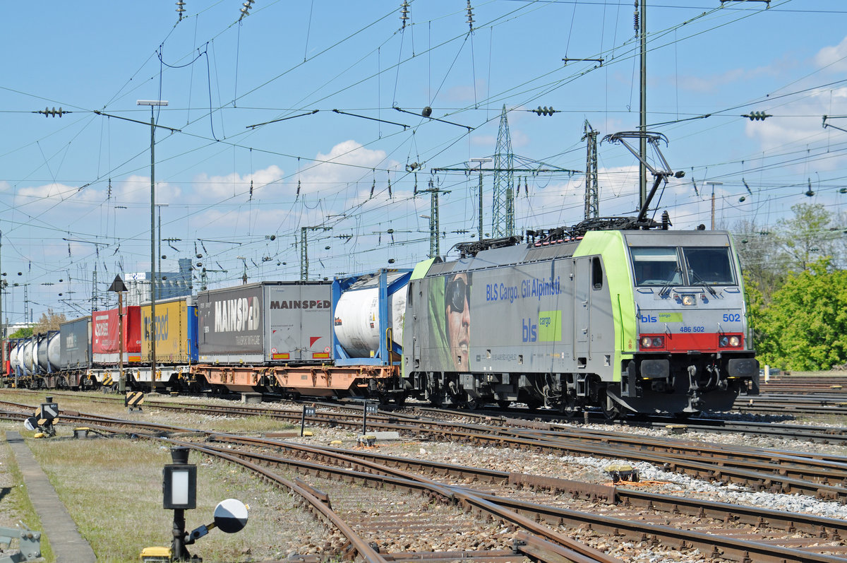 Re 486 502-8 durchfährt den Badischen Bahnhof. Die Aufnahme stammt vom 29.04.2017.