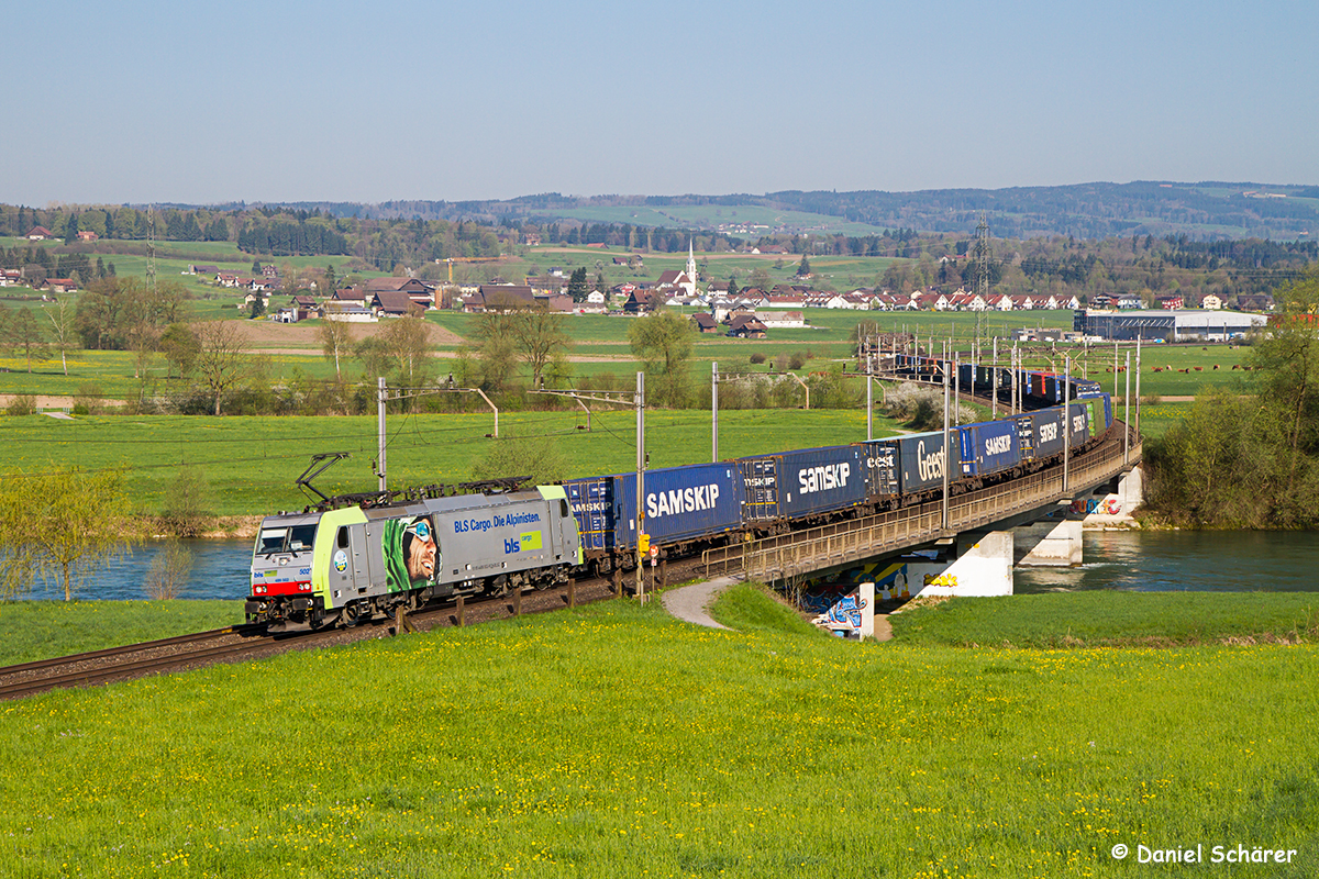 Re 486 502 am 25.04.13 auf der Reussbrücke bei Oberrüti