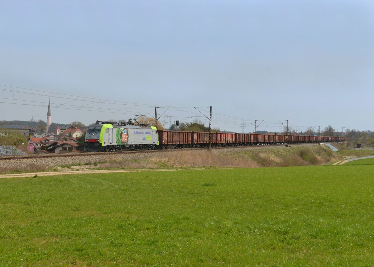 Re 486 502 mit einem Schrottzug am 01.04.2014 bei Ostermünchen.