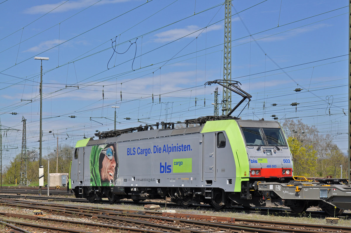 Re 486 503-6 durchfährt den Badischen Bahnhof. Die Aufnahme stammt vom 11.04.2016.