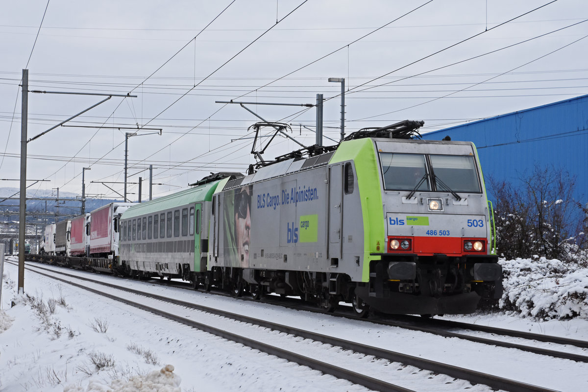 Re 486 503-6 fährt Richtung Bahnhof Itingen. Die Aufnahme stammt vom 18.01.2021.