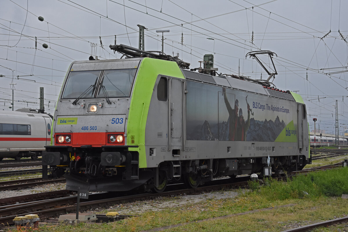 Re 486 503-6 verlässt am 02.12.2022 die Abstellanlage beim badischen Bahnhof.