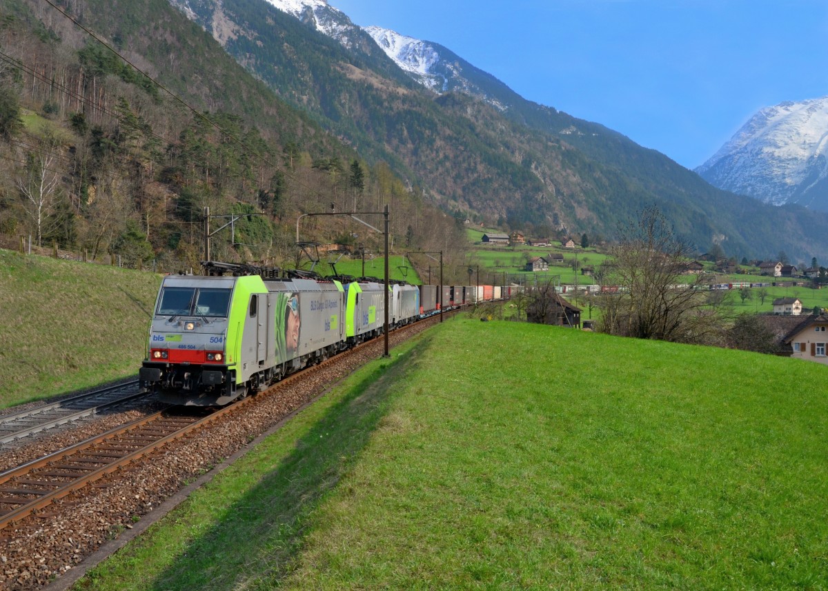 Re 486 504 + Re 485 009 + 186 104 mit einem KLV am 10.04.2015 bei Erstfeld. 