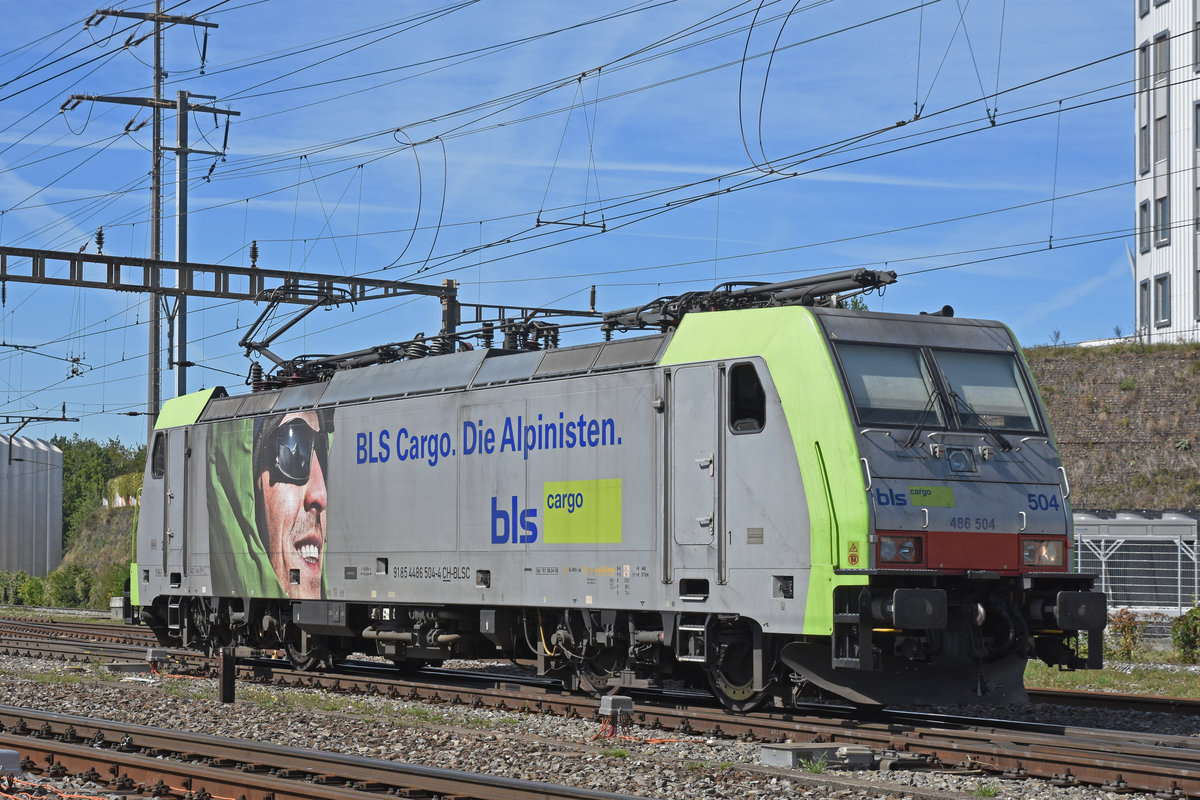 Re 486 504-4 der BLS verlässt die Abstellanlage beim Bahnhof Pratteln. Die Aufnahme stammt vom 13.09.2019.