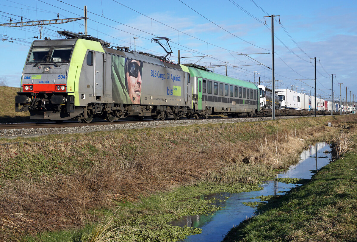 Re 486 504 bei Langenthal am 22. Januar 2022.
Foto: Walter Ruetsch