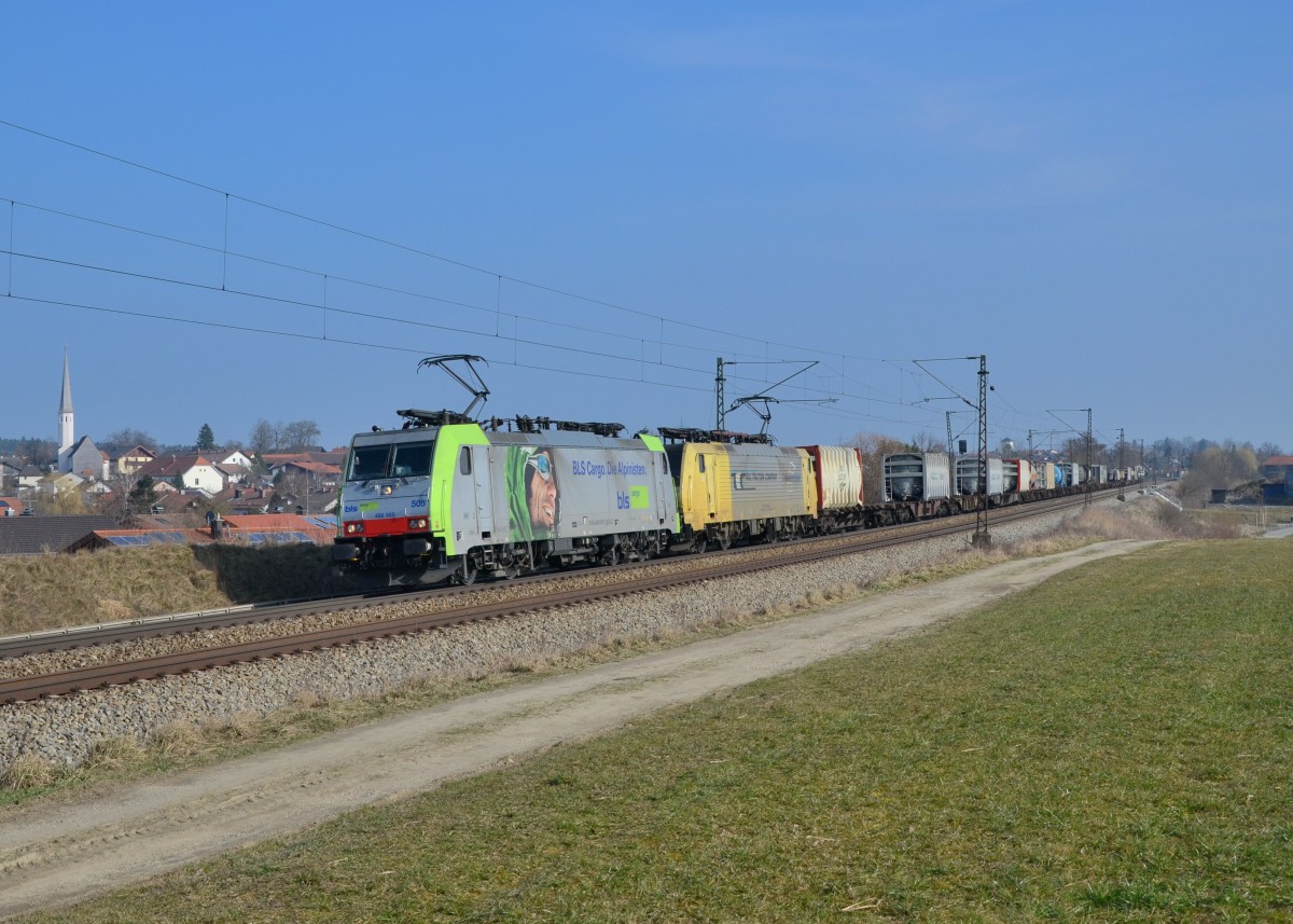 Re 486 505 + 189 902 mit einem Containerzug am 08.03.2014 bei Ostermünchen. 