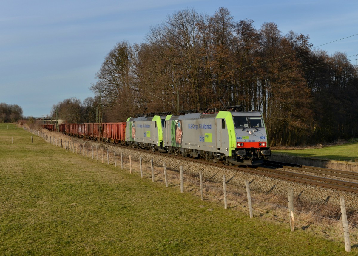 Re 486 505 + Re 486 510 mit einem Schrottzug am 25.02.2014 bei Vogl.