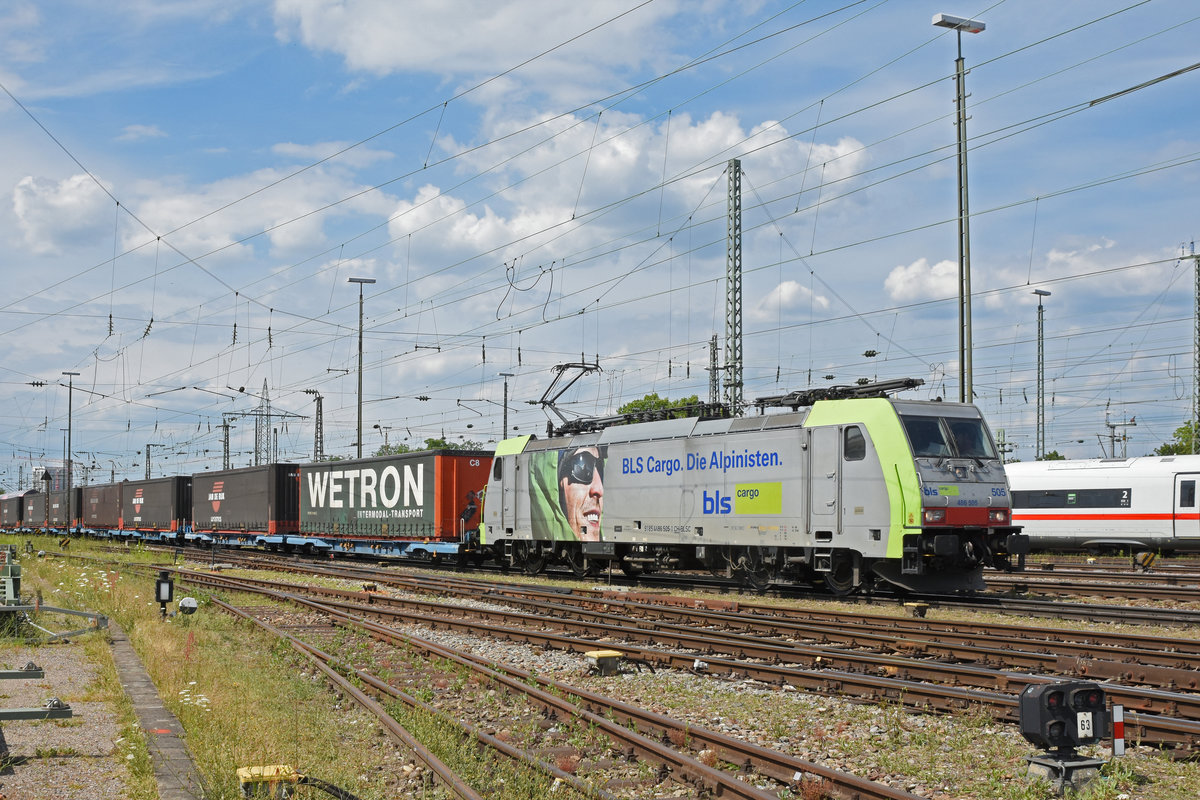 Re 486 505-1 der BLS durchfährt den badischen Bahnhof. Die Aufnahme stammt vom 14.07.2020.