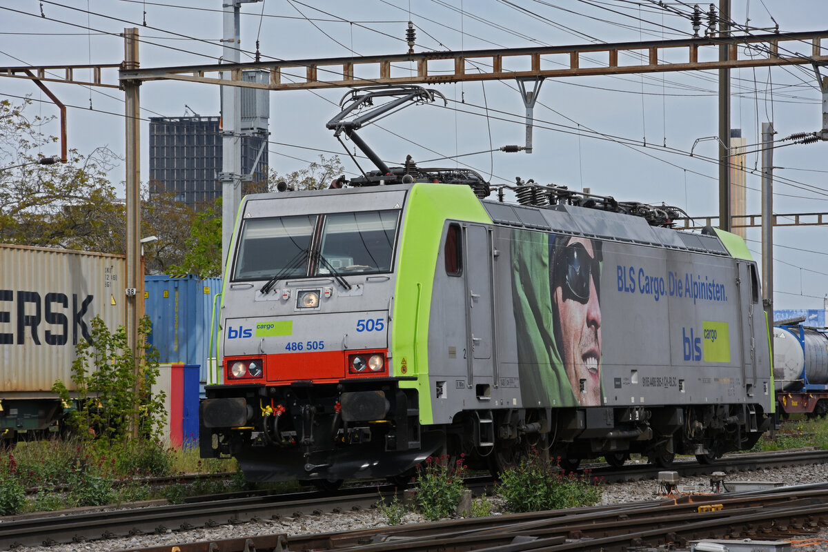 Re 486 505-1 der BLS durchfährt solo den Bahnhof Pratteln. Die Aufnahme stammt vom 29.04.2022.