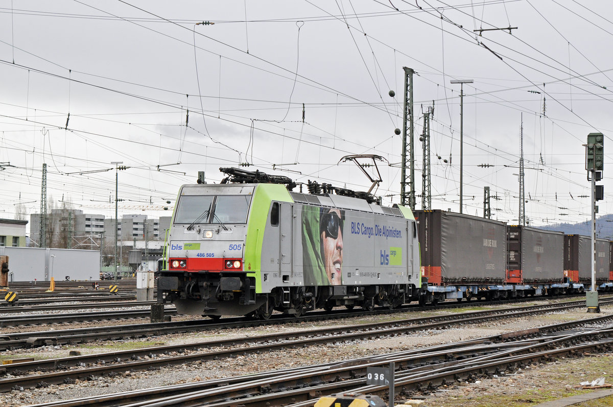 Re 486 505-1 durchfährt den Badischen Bahnhof. Die Aufnahme stammt vom 28.02.2017.