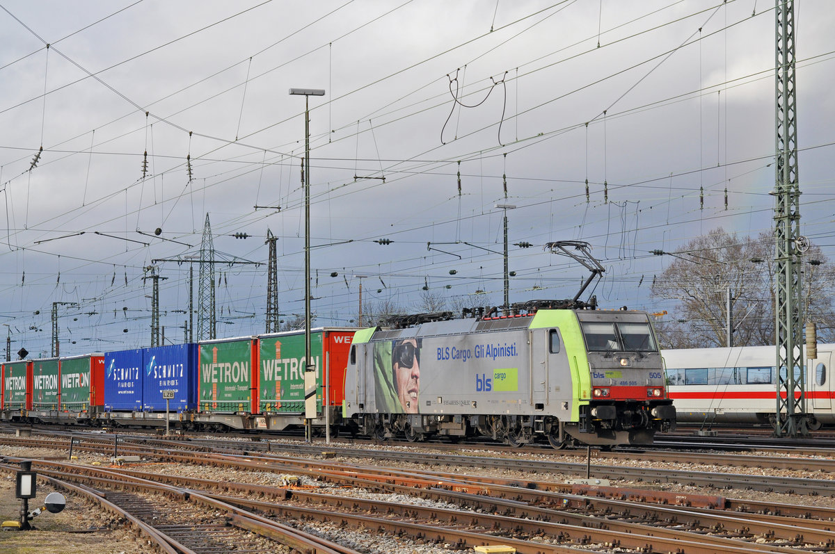 Re 486 505-1 durchfährt den Badischen Bahnhof. Die Aufnahme stammt vom 18.01.2018.