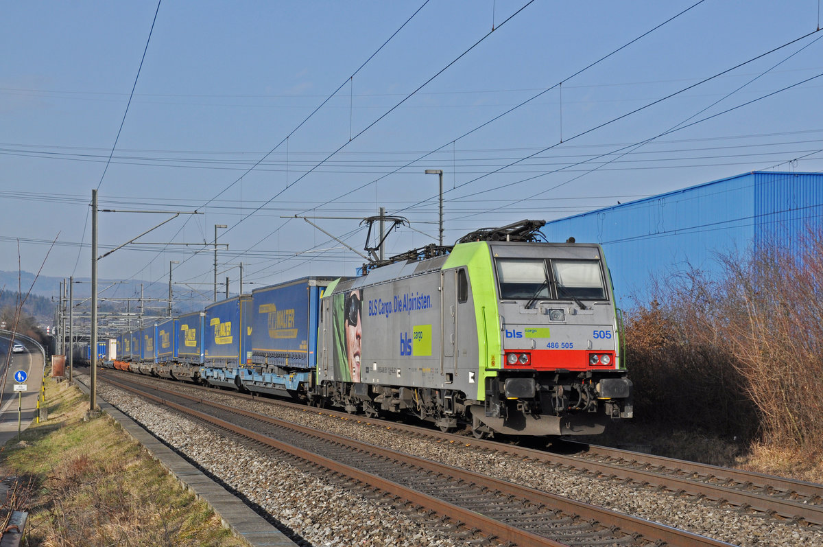 Re 486 505-1 fährt Richtung Bahnhof Itingen. Die Aufnahme stammt vom 25.01.2020.