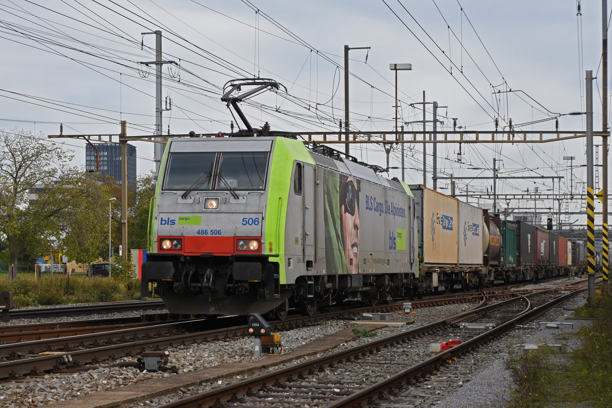 Re 486 506-9 der BLS durchfährt den Bahnhof Pratteln. Die Aufnahme stammt vom 20.10.2020.
