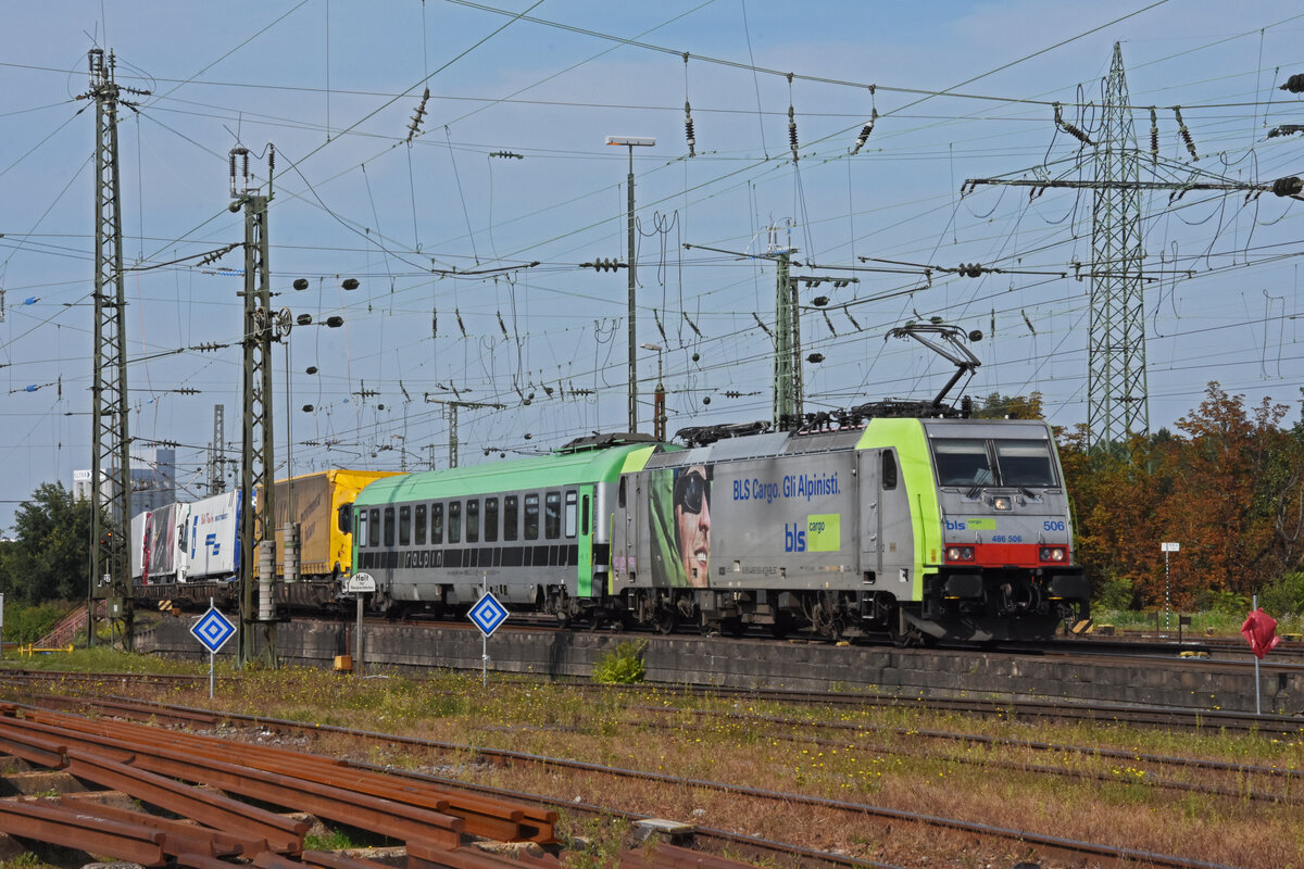 Re 486 506-9 der BLS durchfährt den badischen Bahnhof. Die Aufnahme stammt vom 22.09.2021.
