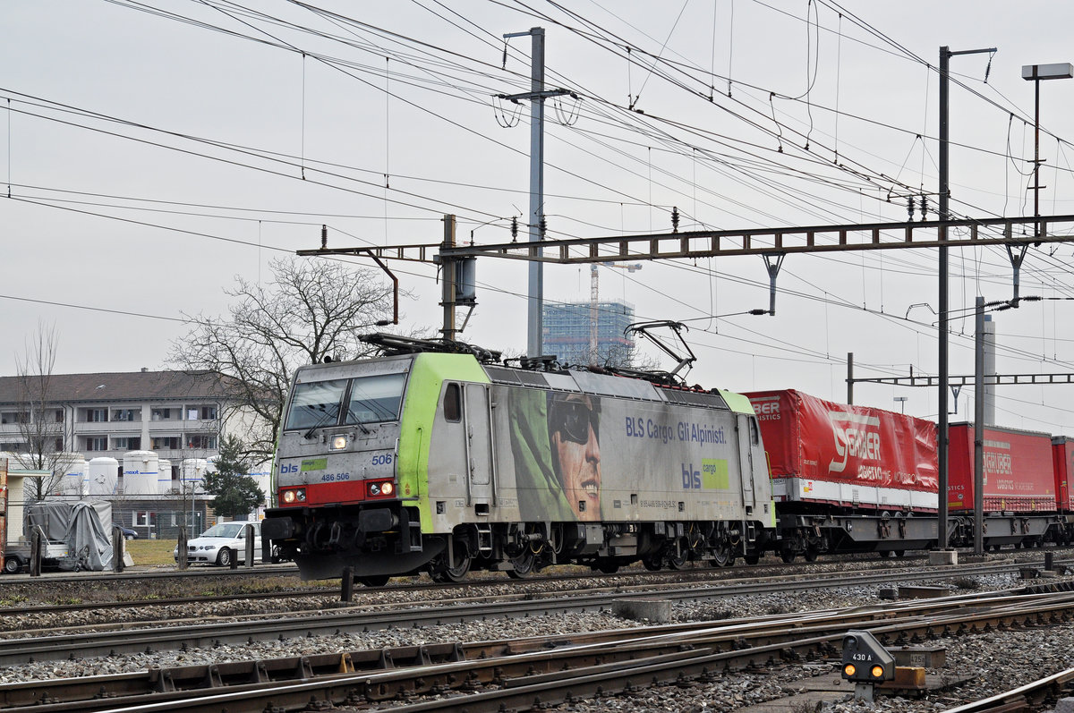 Re 486 506-9 der BLS durchfährt den Bahnhof Pratteln. Die Aufnahme stammt vom 07.02.2017.