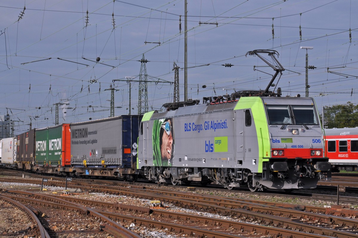 Re 486 506-9 durchfährt den Badischen Bahnhof. Die Aufnahme stammt vom 25.10.2014.