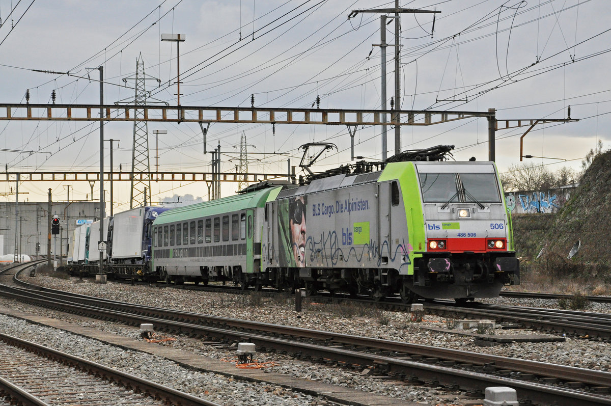 Re 486 506-9 durchfährt den Bahnhof Pratteln. Die Aufnahme stammt vom 13.01.2021.