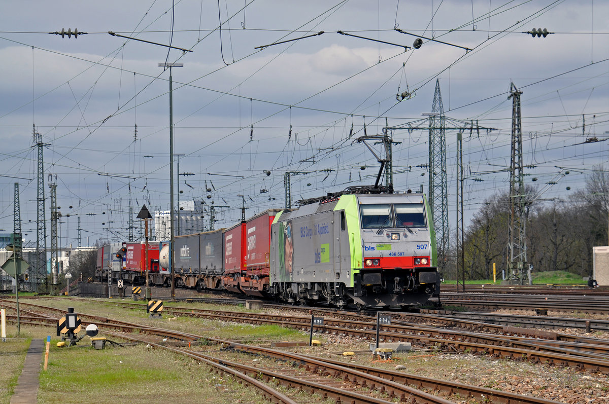 Re 486 507-1 durchfährt den Badischen Bahnhof. Die Aufnahme stammt vom 04.04.2016.