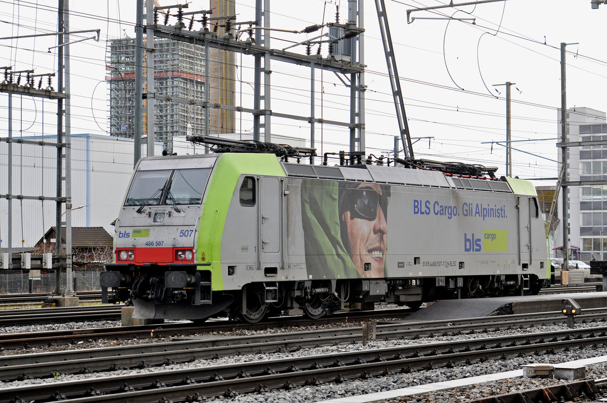 Re 486 507-7 ist beim Bahnhof Muttenz abgestellt. Die Aufnahme stammt vom 04.03.2017.