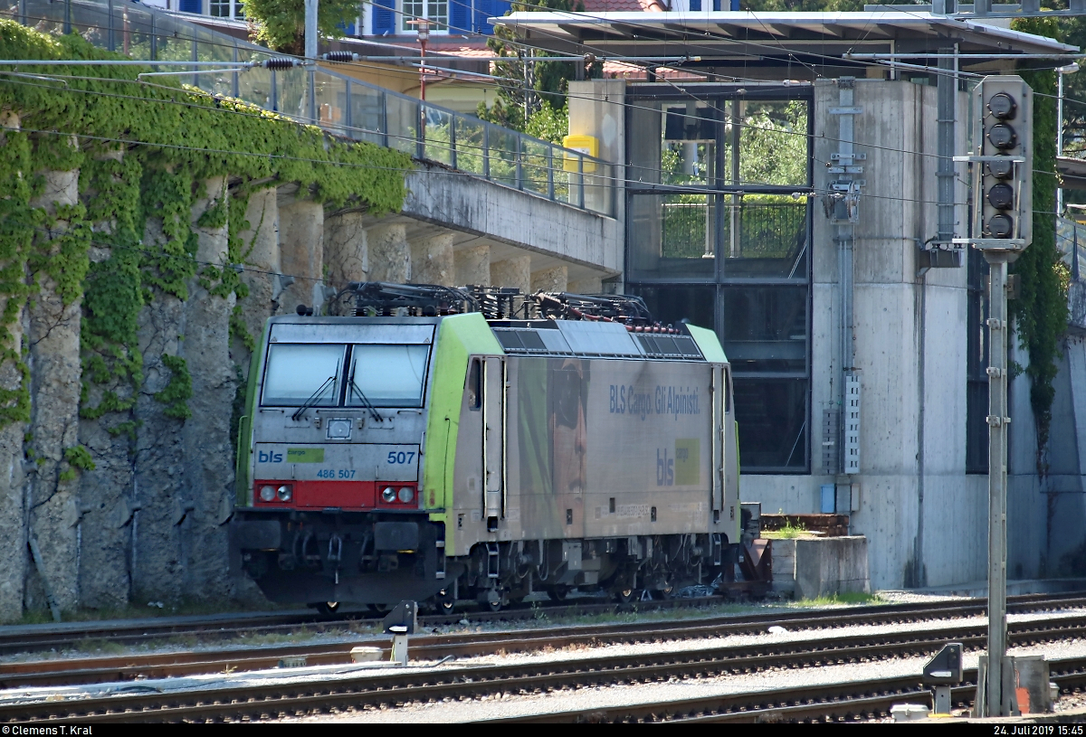 Re 486 507-7 der BLS Cargo AG (BLSC) ist im Bahnhof Spiez (CH) abgestellt.
Aufgenommen im Gegenlicht von Bahnsteig 4/5.
[24.7.2019 | 15:45 Uhr]