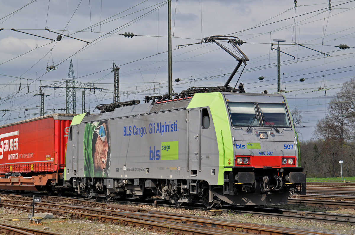 Re 486 507-7 der BLS durchfährt den Badischen Bahnhof. Die Aufnahme stammt vom 04.04.2016.