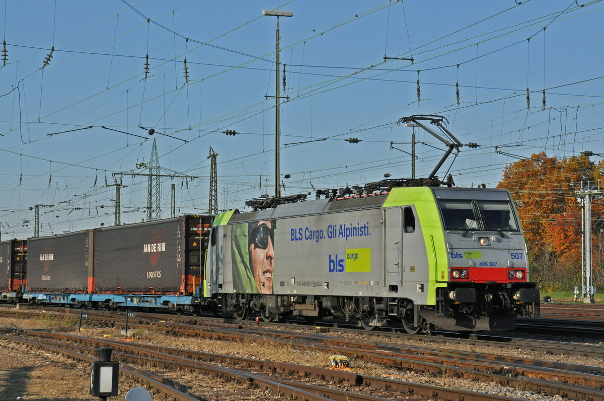Re 486 507-7 durchfährt den badischen Bahnhof. Die Aufnahme stammt vom 31.10.2020.