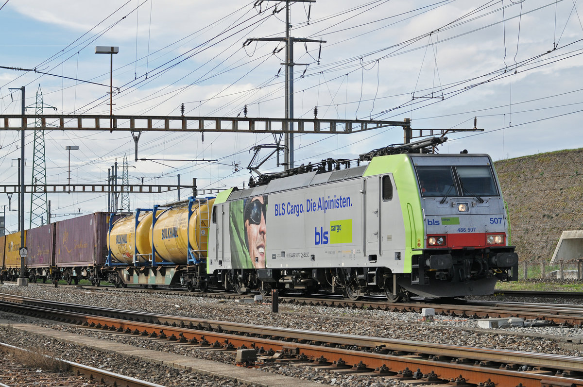 Re 486 507-7 durchfährt den Bahnhof Pratteln. Die Aufnahme stammt vom 10.10.2017.