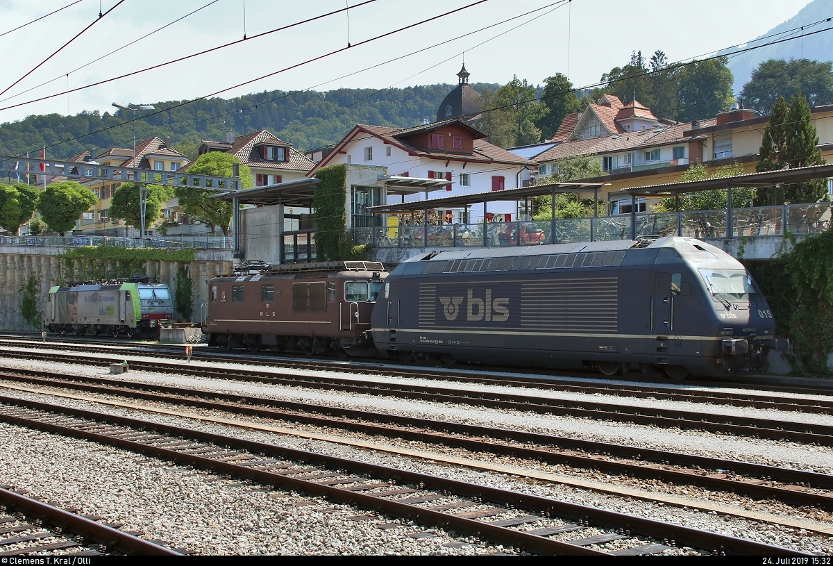 Re 486 507-7, Re 4/4 181 (425 181-5)  Interlaken  und Re 465 015-6  La Vue-des-Alpes  der BLS Cargo AG (BLSC) sind im Bahnhof Spiez (CH) abgestellt.
Aufgenommen im Gegenlicht von Bahnsteig 4/5.
Vielen Dank an Olli für die umfassende Überarbeitung.
[24.7.2019 | 15:32 Uhr]