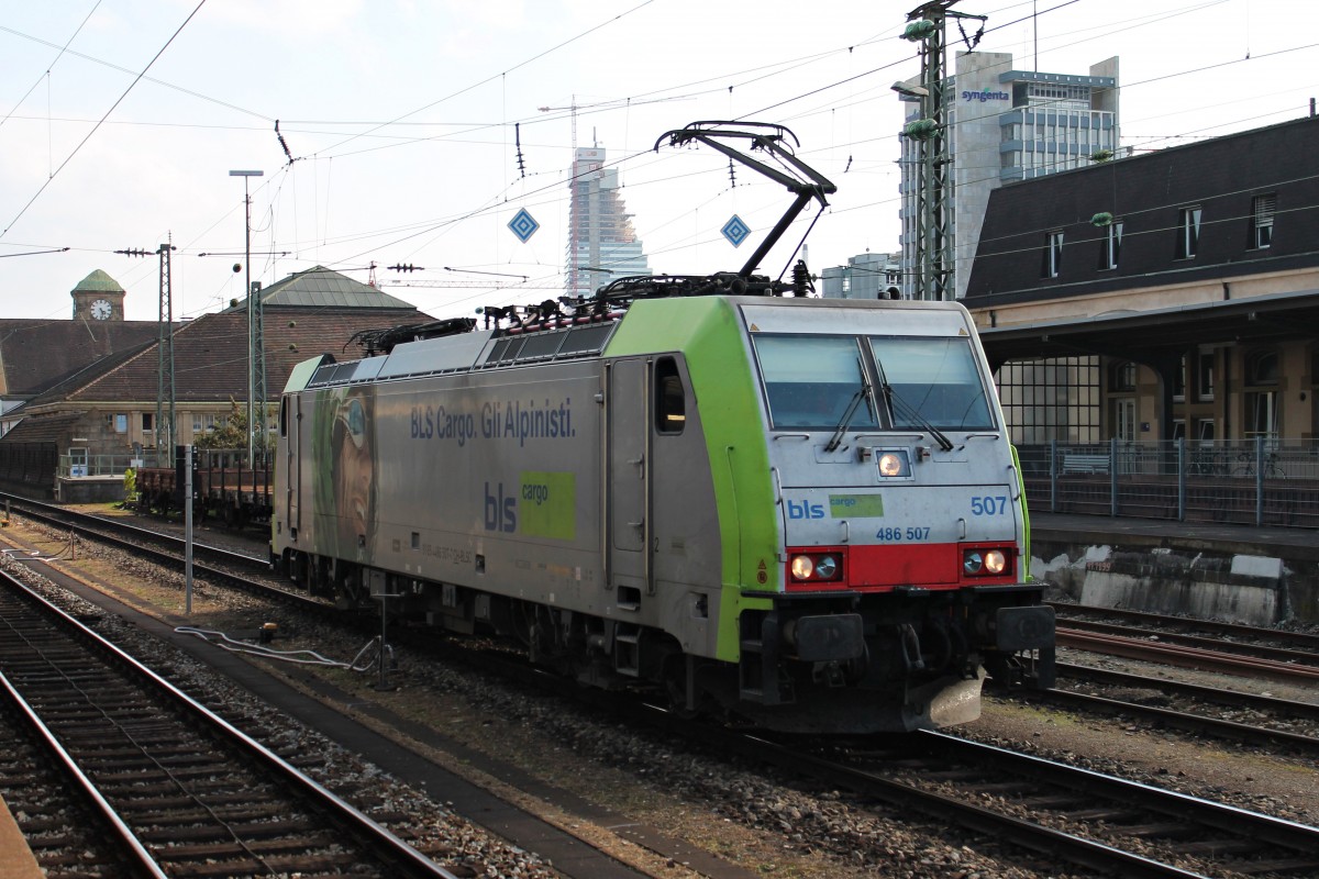 Re 486 507 am 04.10.2014 bei der Durchfahrt als Lokzug in Basel Bad Bf gen Rangierbahnhof Weil am Rhein.