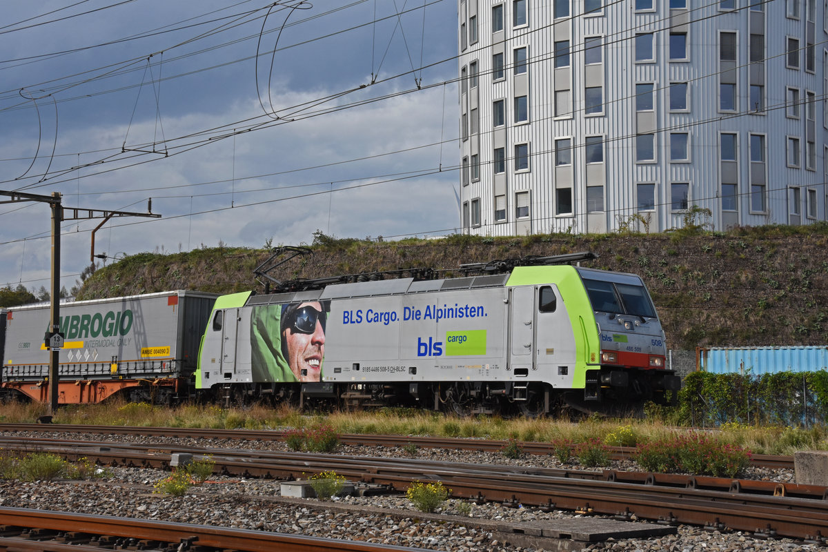 Re 486 508-5 der BLS durchfährt den Bahnhof Pratteln. Die Aufnahmestammt vom 24.09.2020.