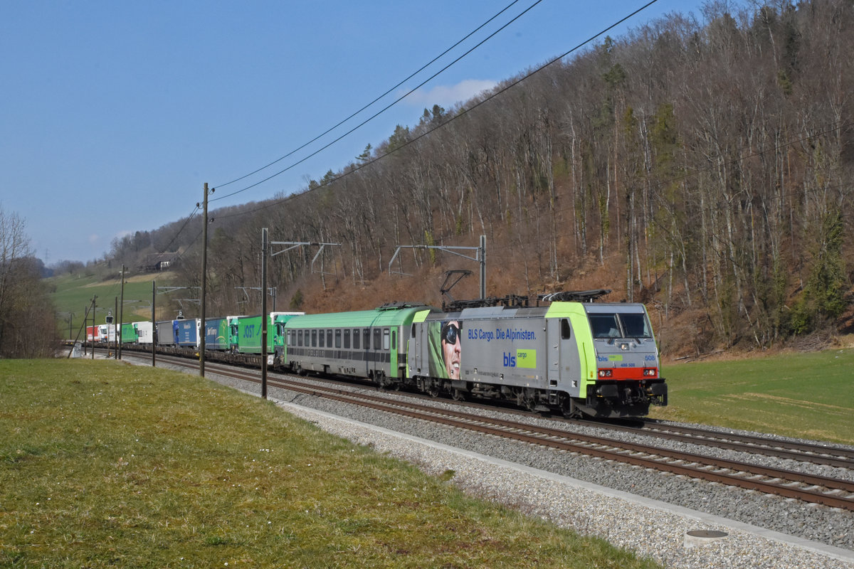 Re 486 508-5 der BLS fährt Richtung Bahnhof Tecknau. Die Aufnahme stammt vom 08.03.2021.