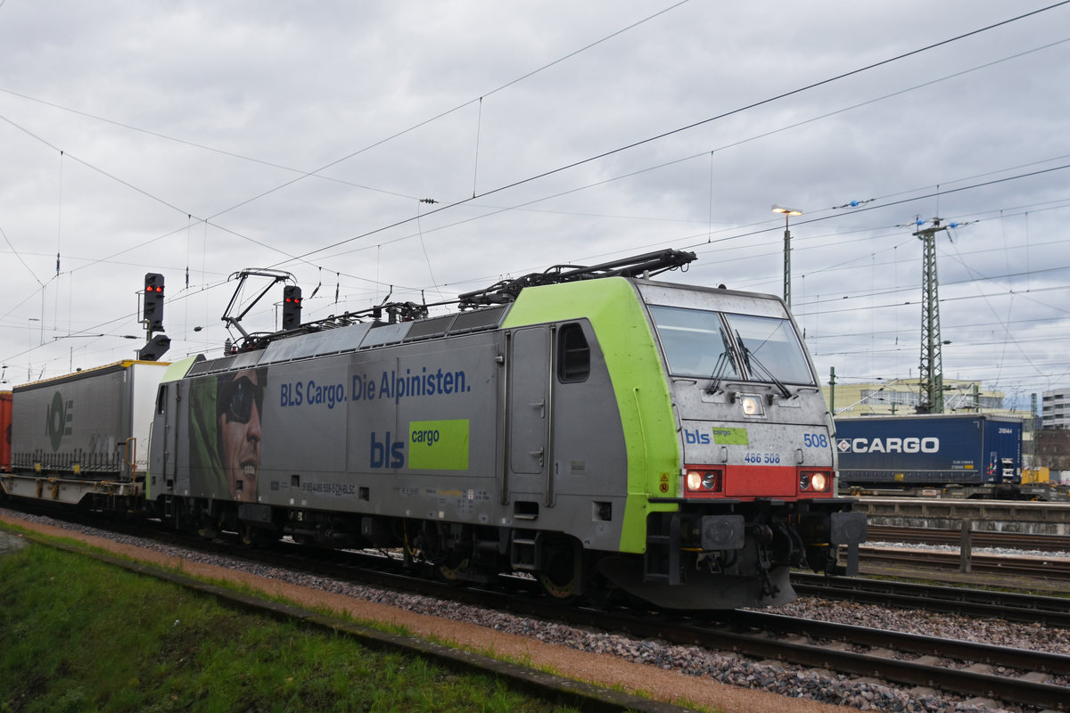 Re 486 508-5 durchfährt den badischen Bahnhof. Die Aufnahme stammt vom 27.01.2019.