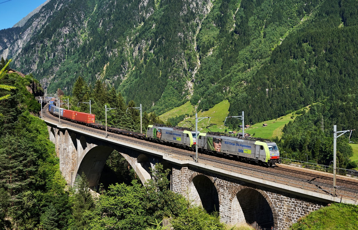 Re 486 508-5 und Re 486 506-9 der BLS sind auf der mittleren Meienreussbrücke mit einem Containerzug talwärts unterwegs.
Aufgenommen am 19.7.2016.