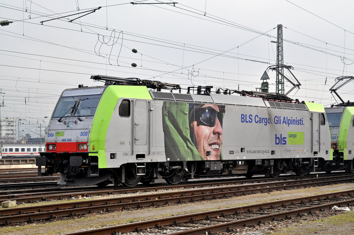 Re 486 508-5 wird beim Badischen Bahnhof aufgerüstet. Die Aufnahme stammt vom 20.12.2016.