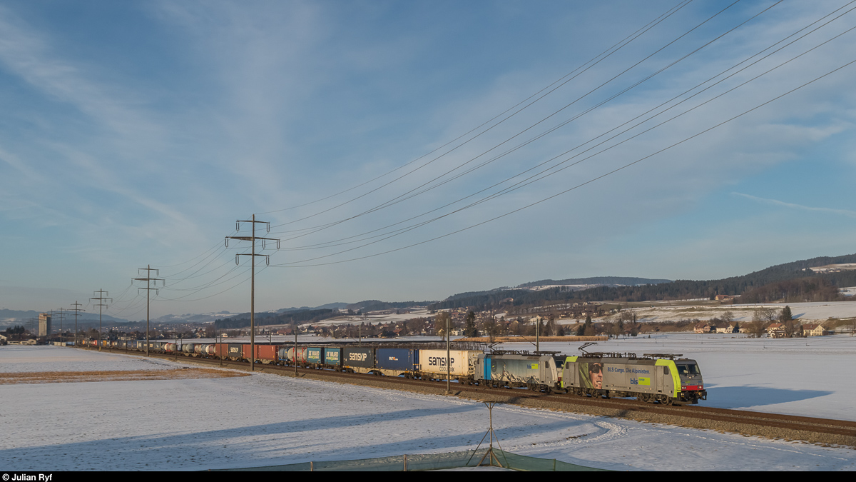 Re 486 508 und eine weitere von Railpool angemietete 186er fahren am 29. Januar 2017 mit einem UKV-Zug bei Kiesen im Aaretal in Richtung Lötschberg.