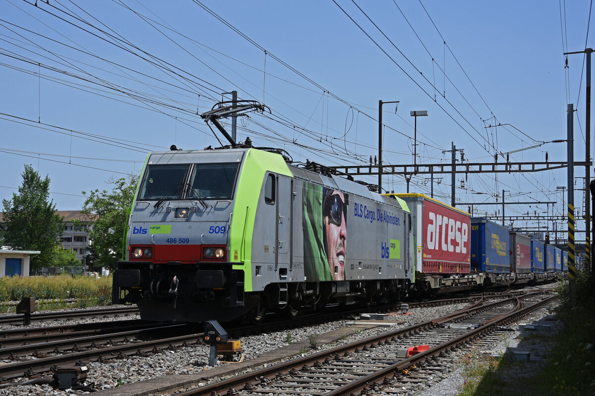 Re 486 509-3 durchfährt am 18.06.2022 den Bahnhof Pratteln.