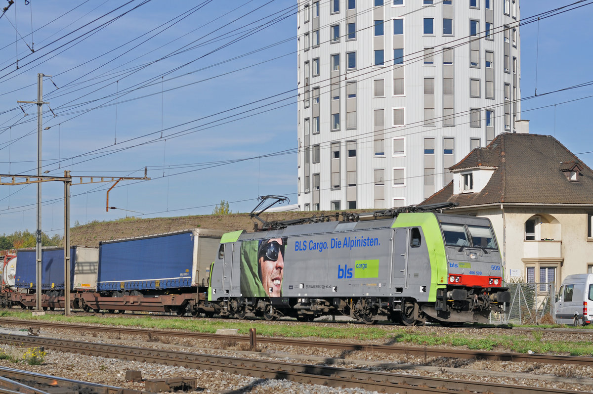 Re 486 509-3 durchfährt den Bahnhof Pratteln. Die Aufnahme stammt vom 17.10.2017.