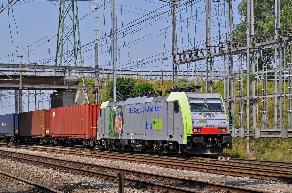 Re 486 509-3 durchfährt den Bahnhof Muttenz. Die Aufnahme stammt vom 11.08.2015.