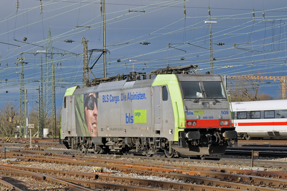 Re 486 509-3 wird in der Abstellanlage beim Badischen Bahnhof abgestellt. Die Aufnahme stammt vom 18.01.2018.