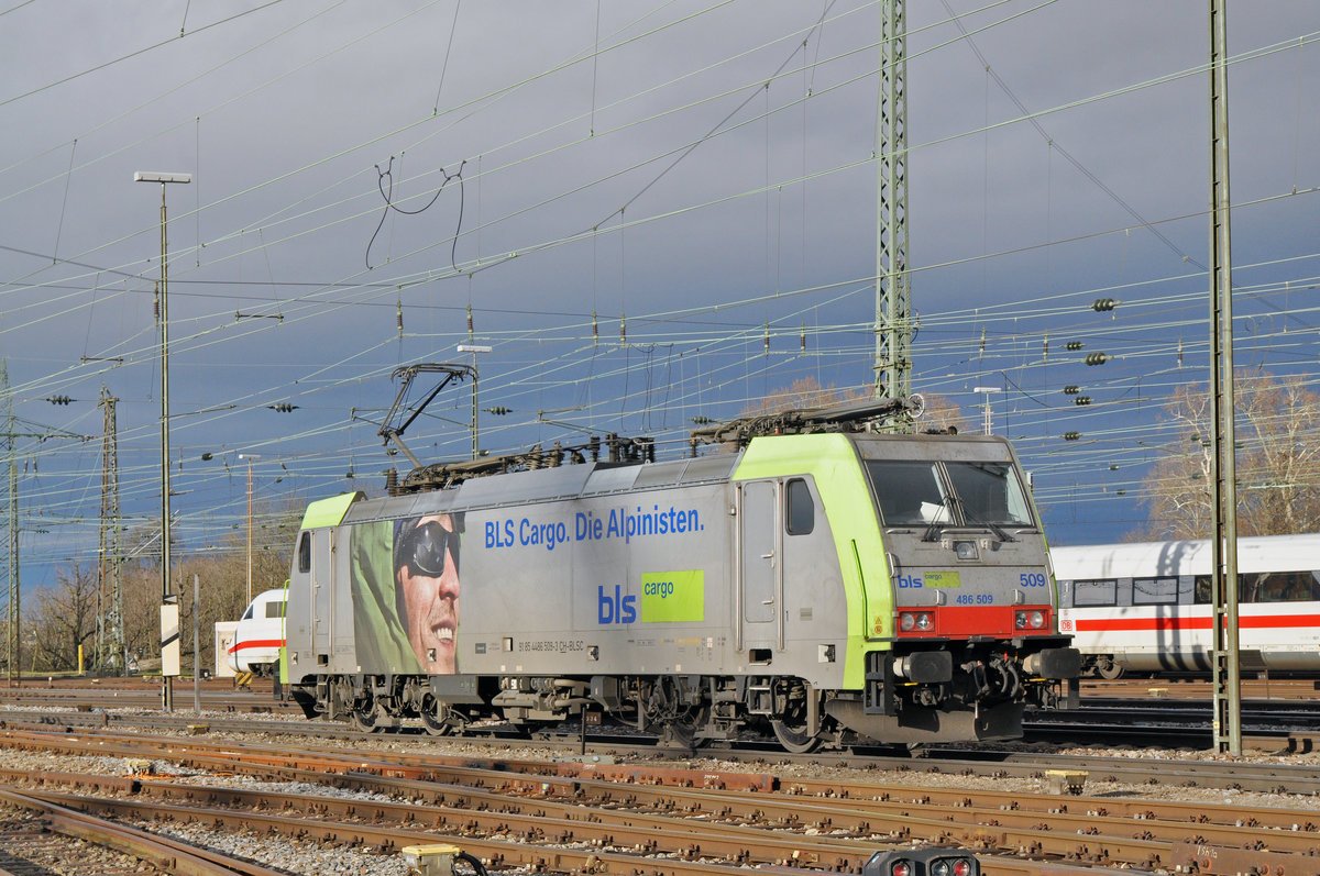 Re 486 509-3 wird in der Abstellanlage beim Badischen Bahnhof abgestellt. Die Aufnahme stammt vom 18.01.2018.