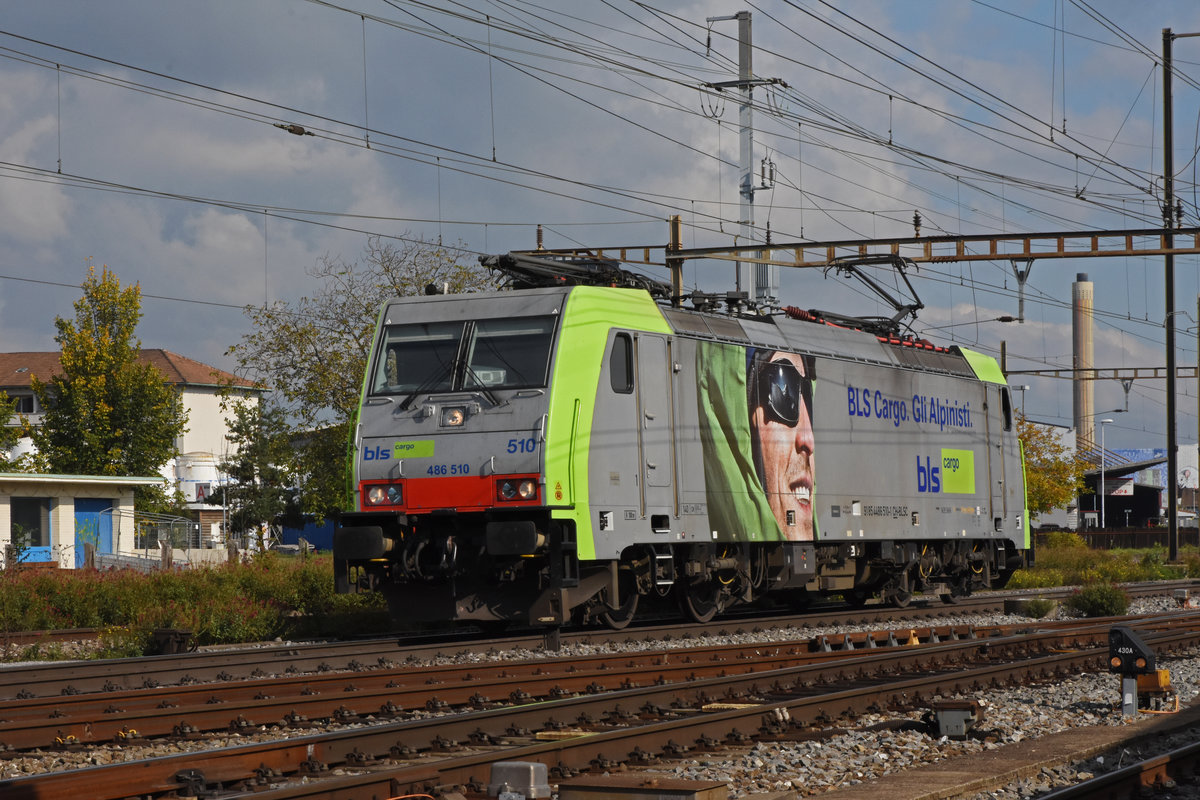 Re 486 510-1 der BLS durchfährt solo den Bahnhof Pratteln. Die Aufnahme stammt vom 14.10.2020.