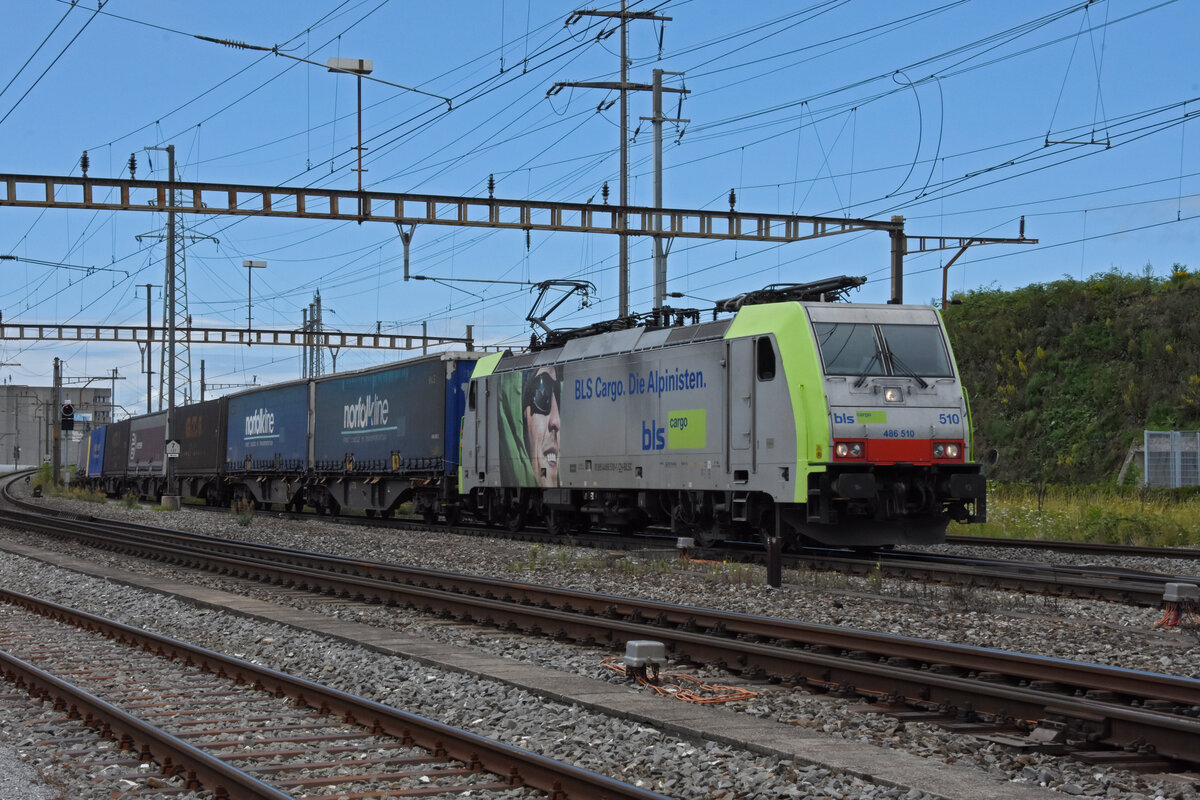 Re 486 510-1 der BLS durchfährt den Bahnhof Pratteln. Die Aufnahme stammt vom 07.07.2021.